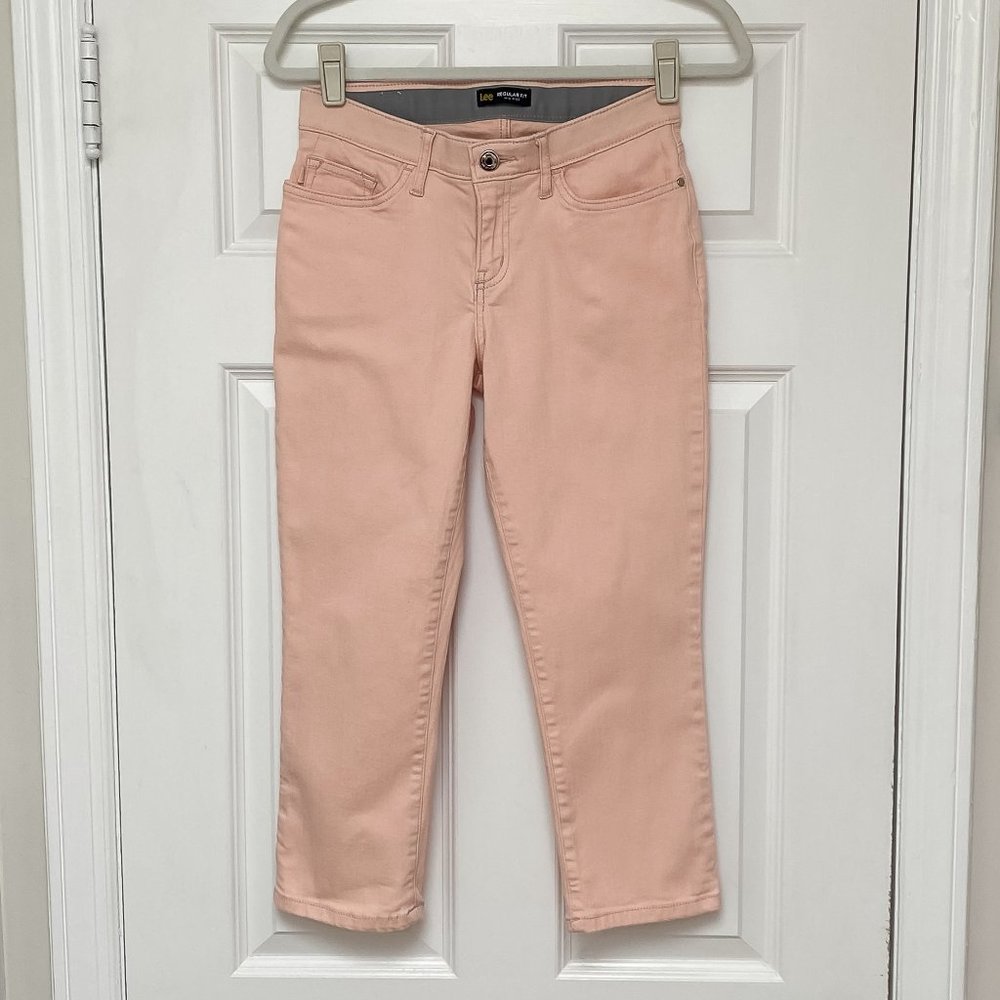 Lee Regular Fit, Mid Rise Capri Pants. Size 2, Color Light Peach